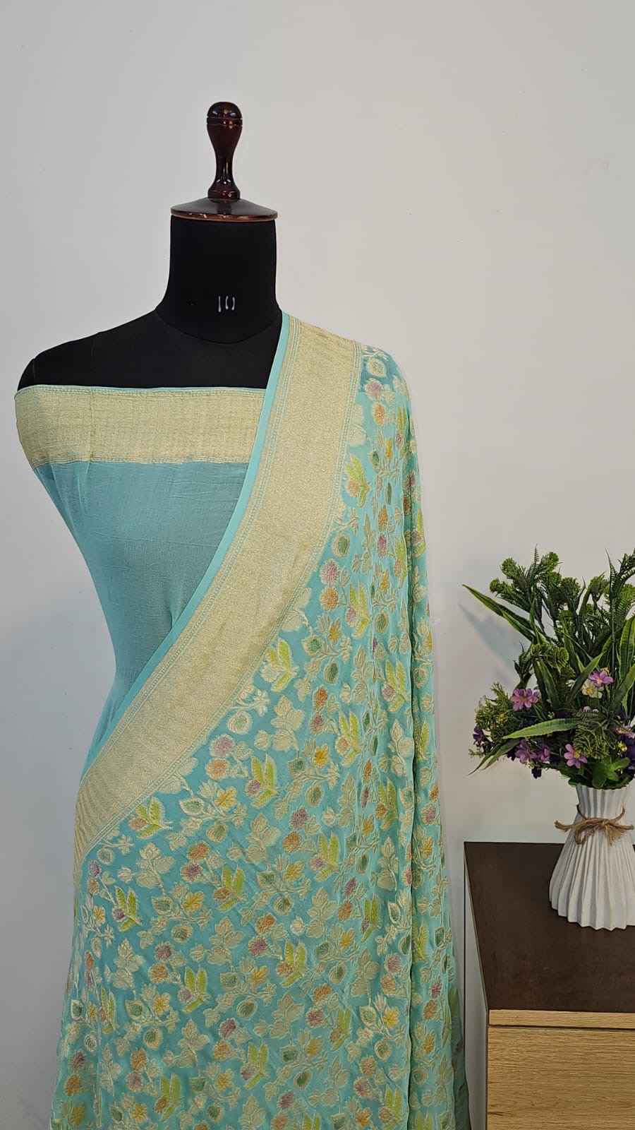 **HANDBRUSH BANARASI HANDLOOM PURE KHADDI GEORGETTE SAREE MADE BY HANDLOOM**