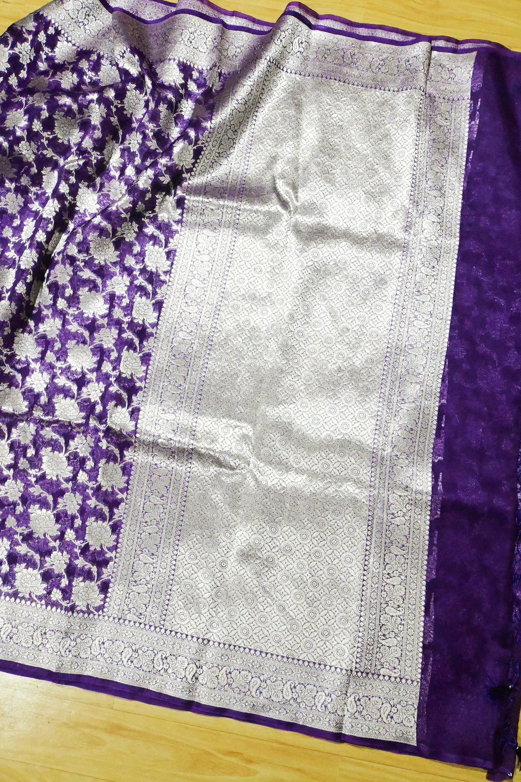 *🪷 Banarasi luxury product 🪷*

 
*High quality Banarasi Pure kora saree made by handloom**

Fabrics -pure kora     shipping extra 
                                          
 *Ready to dispatch*

*Quality Assured P