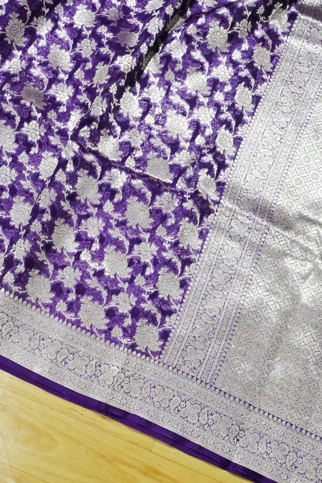 *🪷 Banarasi luxury product 🪷*

 
*High quality Banarasi Pure kora saree made by handloom**

Fabrics -pure kora     shipping extra 
                                          
 *Ready to dispatch*

*Quality Assured P