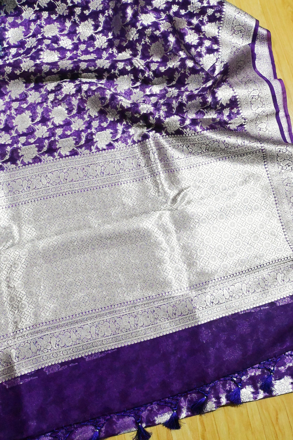 *🪷 Banarasi luxury product 🪷*

 
*High quality Banarasi Pure kora saree made by handloom**

Fabrics -pure kora     shipping extra 
                                          
 *Ready to dispatch*

*Quality Assured P